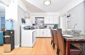 390 Weeden St, Unit 2 in Pawtucket, RI - Foto de edificio - Building Photo