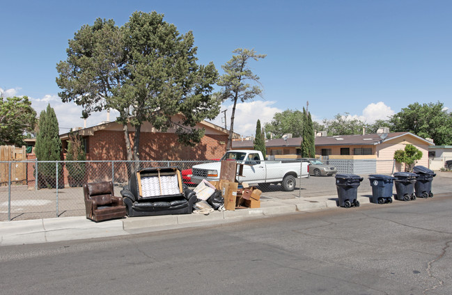 Charleston Square Apartment Homes in Albuquerque, NM - Foto de edificio - Building Photo