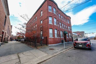 97 Bridge St in Manchester, NH - Building Photo