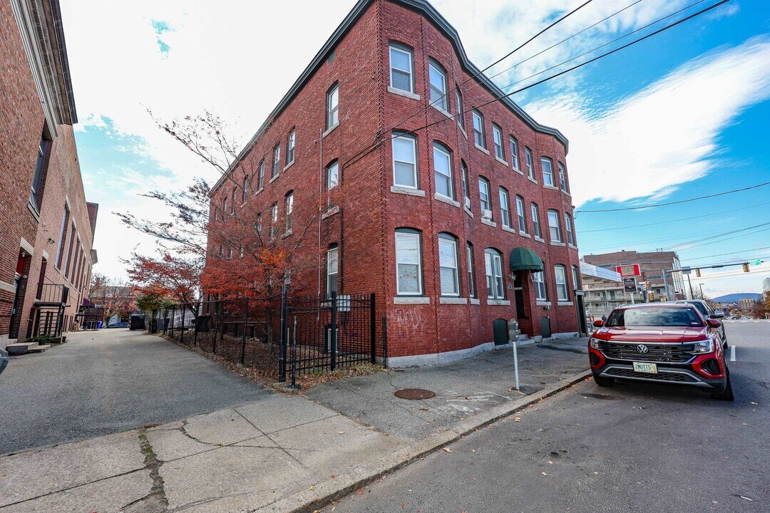 97 Bridge St in Manchester, NH - Building Photo