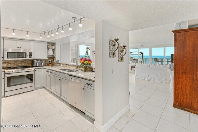 1575 N Hwy A1A in Indialantic, FL - Foto de edificio - Building Photo