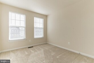 25621 Pleasant Valley Rd in Chantilly, VA - Building Photo - Building Photo