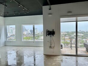 10 South River Drive, Unit Neo Lofts in Miami, FL - Building Photo - Building Photo