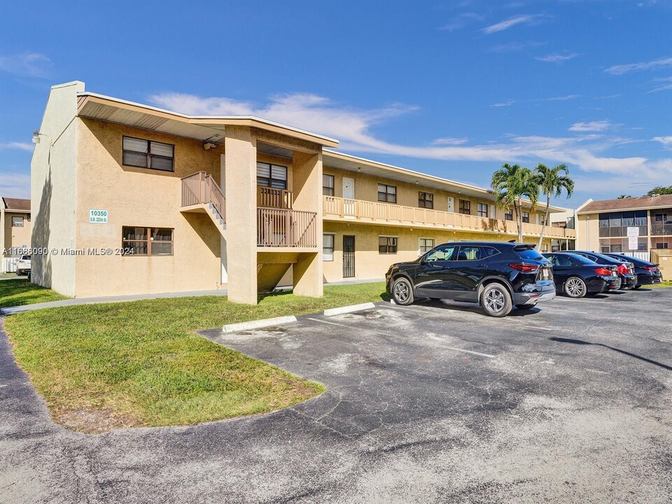 10350 SW 220th St in Cutler Bay, FL - Building Photo