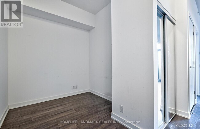 2200-2200 Lake Shore Blvd W in Toronto, ON - Building Photo - Building Photo