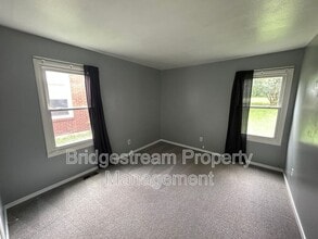 1582 Leah Dr in Dayton, OH - Building Photo - Building Photo