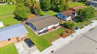 270 SW 10th Ave in South Bay, FL - Building Photo