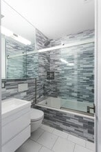 321 E 10th St in New York, NY - Foto de edificio - Building Photo