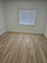 18324 NW 68th Ave, Unit M in Hialeah, FL - Building Photo - Building Photo
