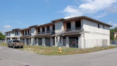 Avon Point Townhomes in North Lauderdale, FL - Building Photo - Building Photo