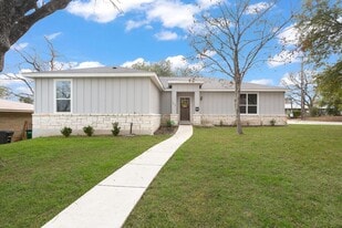 Stunning Ridgeview home close to North Sta in San Antonio, TX - Building Photo
