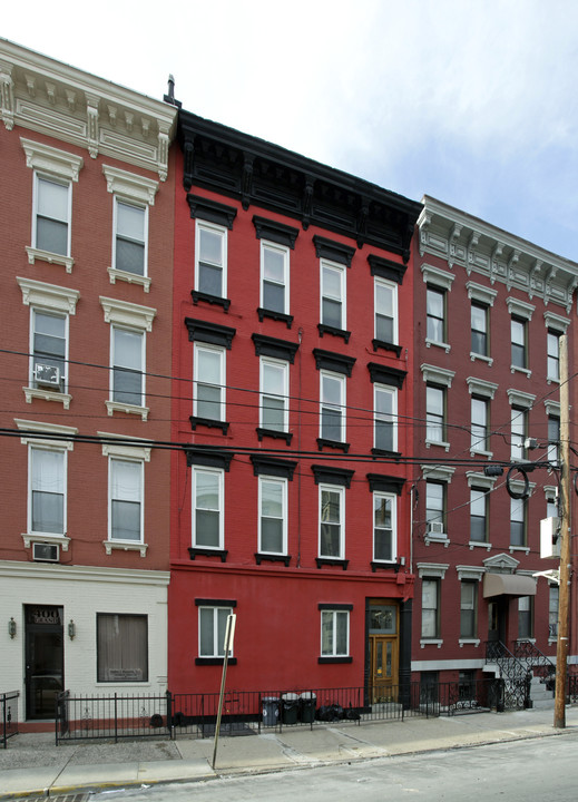 402 Grand St in Hoboken, NJ - Building Photo