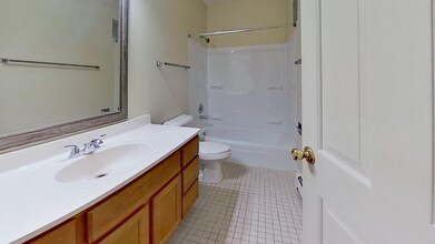 215 Williamsburg Dr in Thiensville, WI - Building Photo - Building Photo