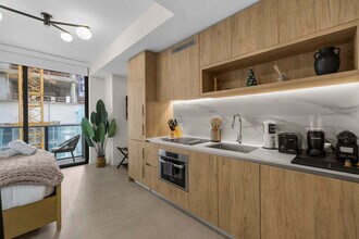 11 NE 6th St in Miami, FL - Foto de edificio - Building Photo