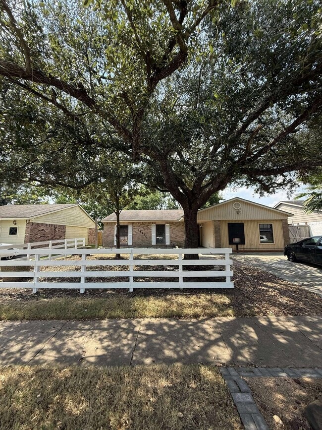16210 Lazy Ridge Rd in Houston, TX - Building Photo - Building Photo