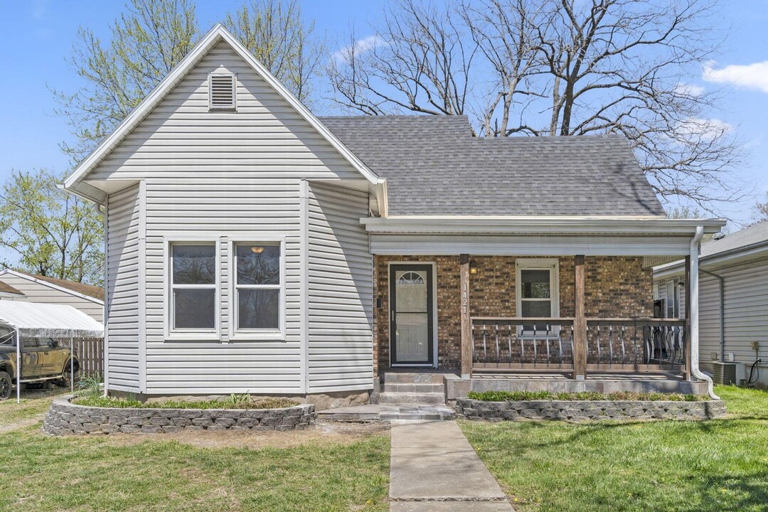 1421 E Commercial St in Springfield, MO - Foto de edificio