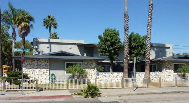 425-427 W Washington Ave in Santa Ana, CA - Foto de edificio - Building Photo