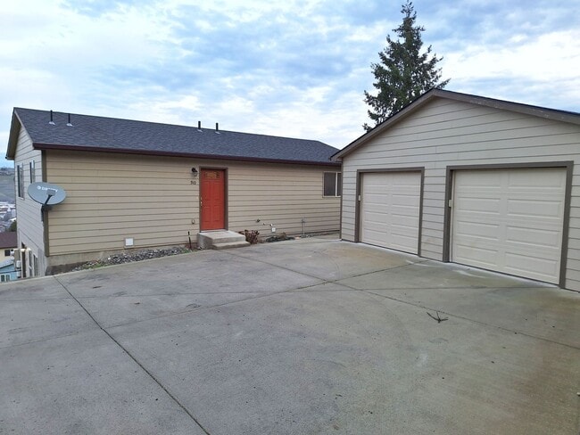 property at 910 S Main St