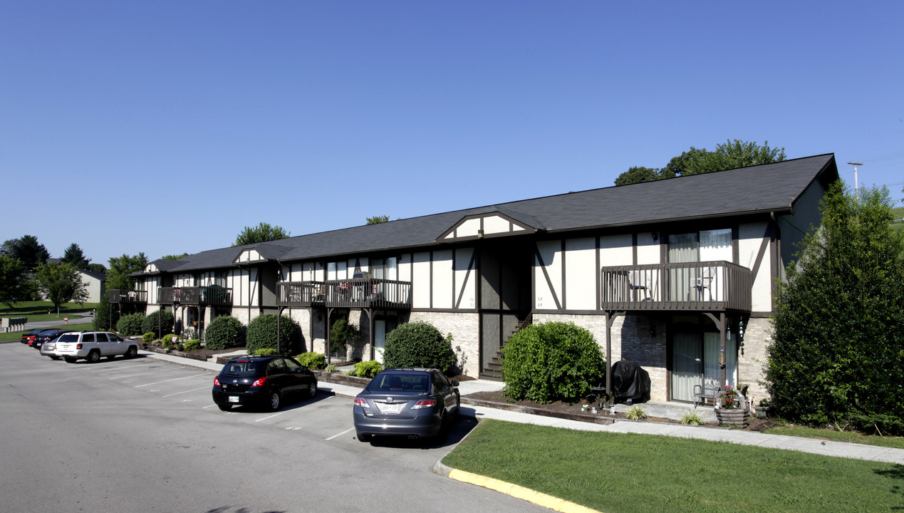 Carriage Trace Apartments & Townehomes in Clinton, TN - Building Photo