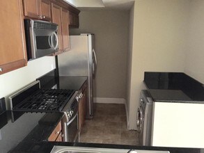 1633 S Bentley Ave-Unit -107 in Los Angeles, CA - Building Photo - Building Photo