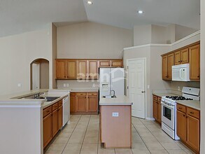 7114 Colonial Lake Dr in Riverview, FL - Foto de edificio - Building Photo