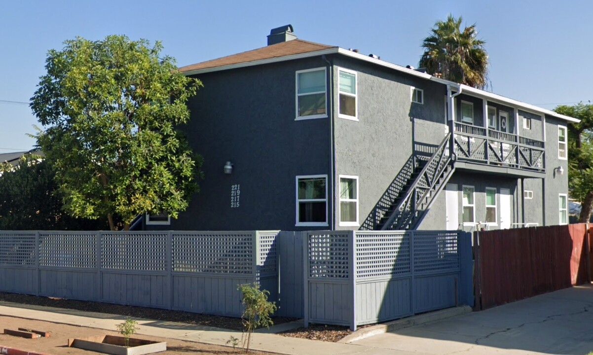 215 A Ave in National City, CA - Building Photo