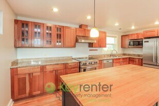 4439a 44th Ave SW in Seattle, WA - Building Photo