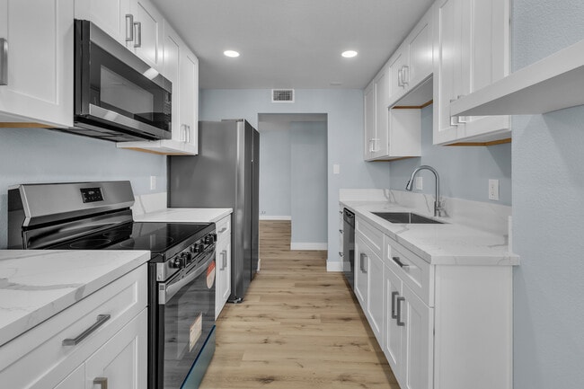 property at 725 N Royal Crest Cir