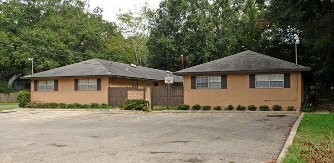 Woodcrest Apartments in Quincy, FL - Building Photo - Building Photo