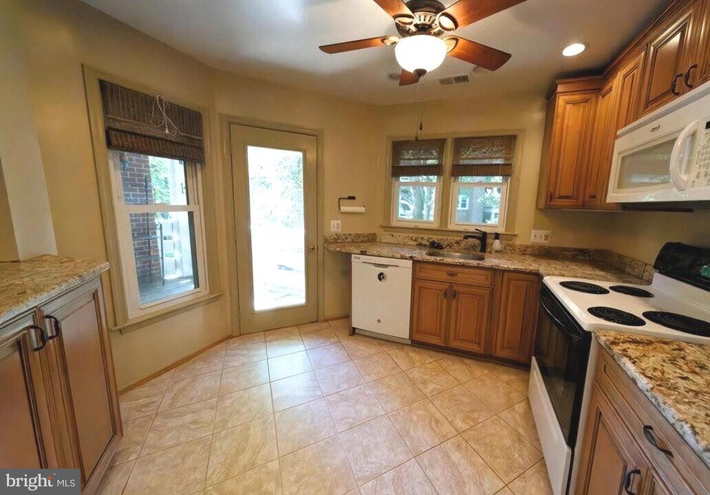 3152 Covewood Ct-Unit -B in Falls Church, VA - Foto de edificio