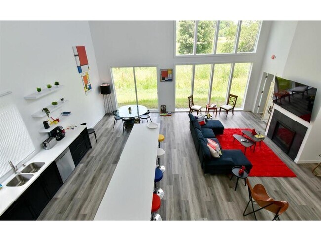 1021 Gardner St E in Wayzata, MN - Building Photo - Building Photo