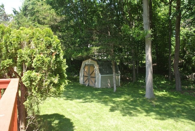 302 Westwood Rd in Stamford, CT - Building Photo - Building Photo