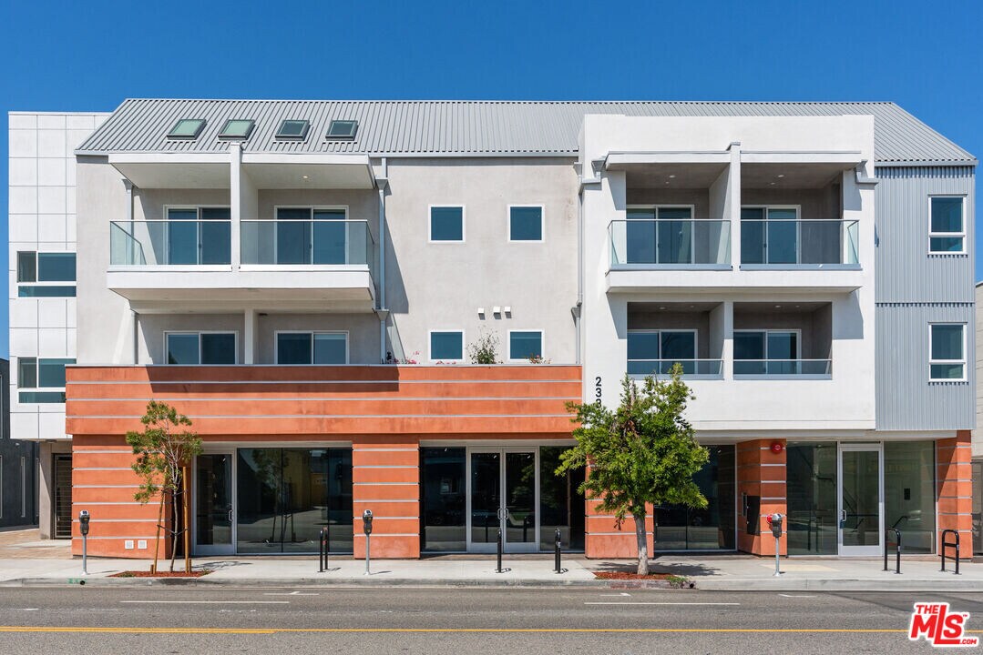 2336 Westwood Blvd in Los Angeles, CA - Building Photo