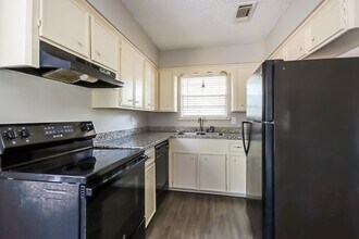 2003 Woodway Dr in New Caney, TX - Foto de edificio - Building Photo