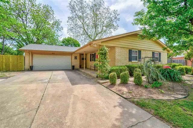 property at 301 NW Parkwood Pl