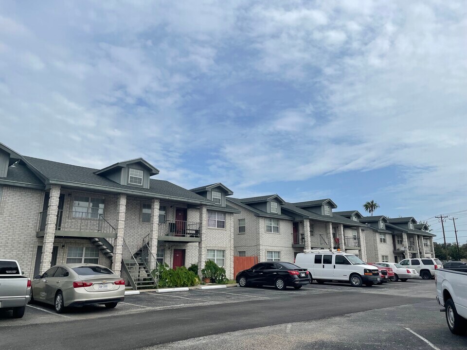 West Oak Apartments in Weslaco, TX - Foto de edificio