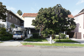 3607 Clarington Ave in Los Angeles, CA - Foto de edificio - Building Photo