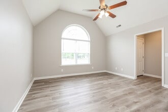 1912 Guildford Dr in La Vergne, TN - Building Photo - Building Photo