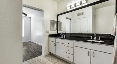 107 E Riverside Dr-Unit -76949-688 in Austin, TX - Building Photo - Building Photo