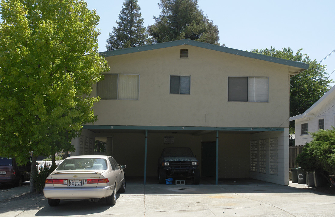 1410 Berrellesa St in Martinez, CA - Building Photo