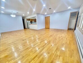 47 Country Village Ct in Bayonne, NJ - Building Photo - Building Photo