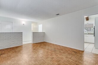 502 Thames Dr in San Antonio, TX - Foto de edificio - Building Photo