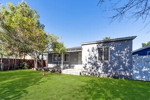 11613 Haynes St in North Hollywood, CA - Building Photo