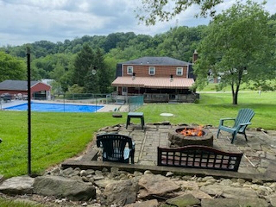 111 Crone Hollow Rd in Harwick, PA - Foto de edificio
