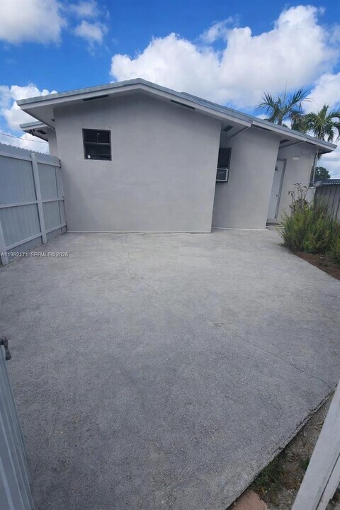 7866 NW 174th St in Hialeah, FL - Building Photo