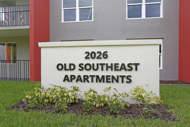 Astoria Apartments in St. Petersburg, FL - Building Photo - Building Photo