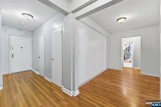 2520 John F. Kennedy Blvd, Unit 2C in Jersey City, NJ - Foto de edificio - Building Photo