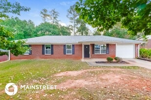 35 Pinecone Ct in Mcdonough, GA - Building Photo