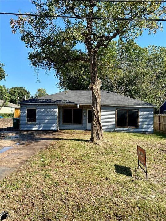 6831 St Augustine St in Houston, TX - Building Photo