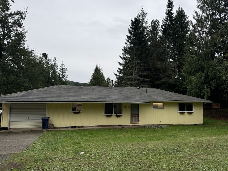 94848 Ramblewood Ln in Coquille, OR - Building Photo